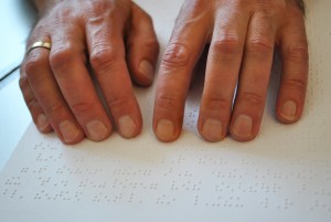Hand liest Brailletext. Foto: BSVT