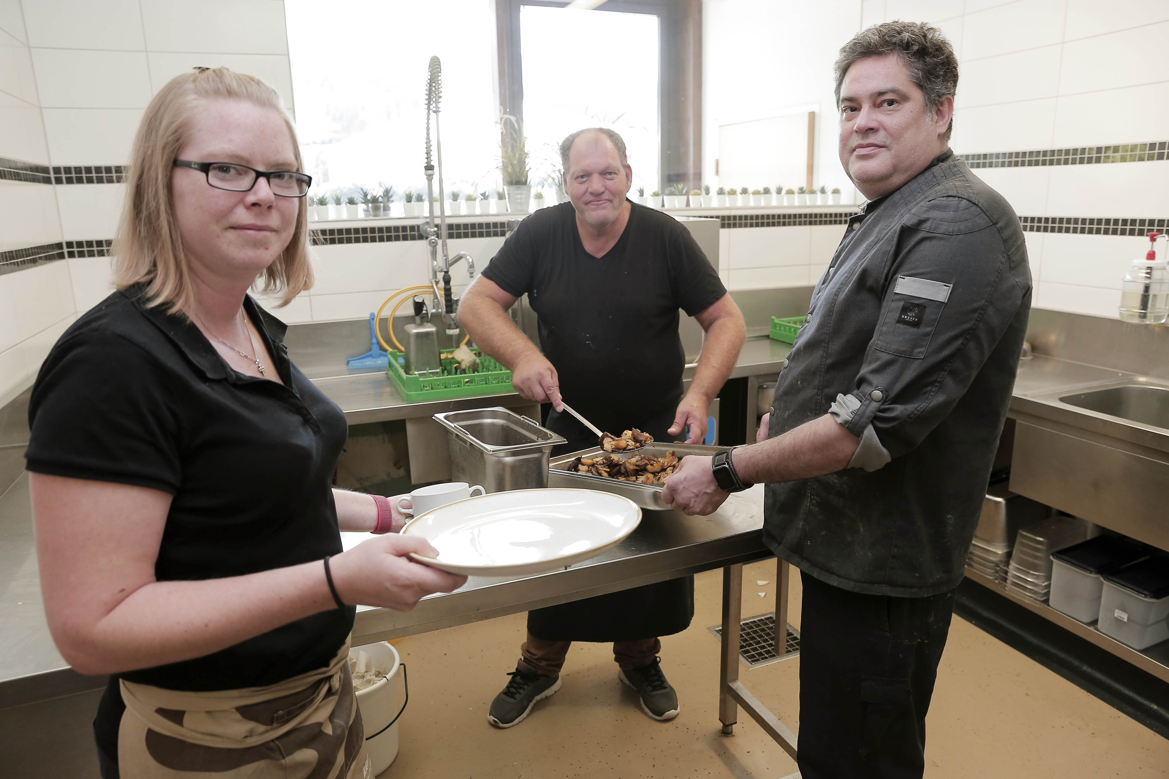 Verlassliche Kraft In Der Kuche Menschen Mit Behinderungen Leisten In Der Gastronomie Gute Arbeit Sobup At